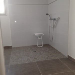 villa piscine sete douche handicapé