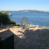 maison face etang terrasse